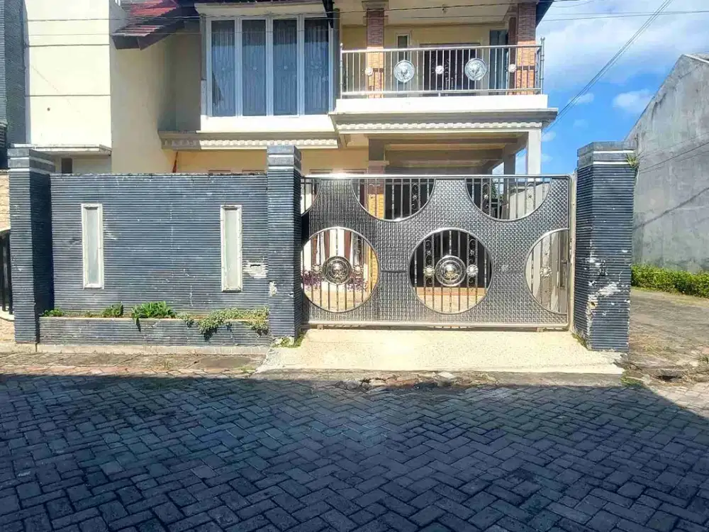 Rumah Besar Posisi Hook Dg Rooftoop Di Lokasi Strategis Banyuwangi Kota
