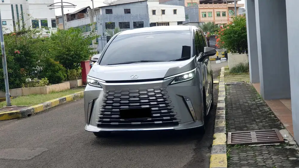 Km 5rb lexus lm350 hybrid executive vip 4 seater 2025 sonic titanium