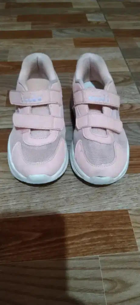 Sepatu Diadora pink