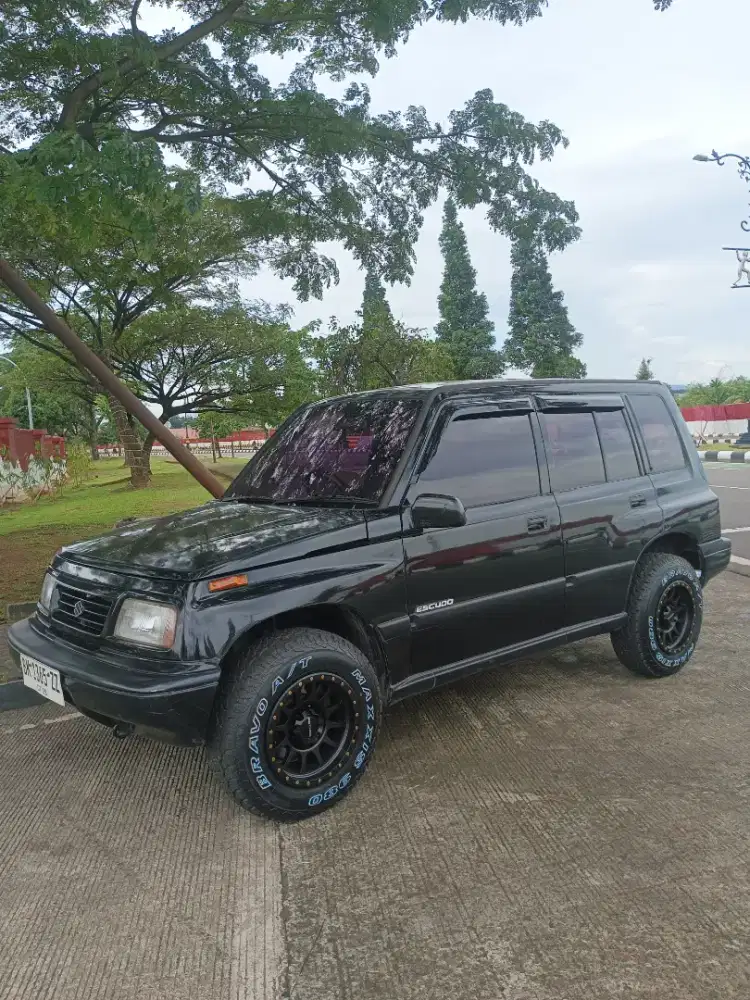 DI JUAL SANTAI  Suzuki Escudo 1995 Bensin