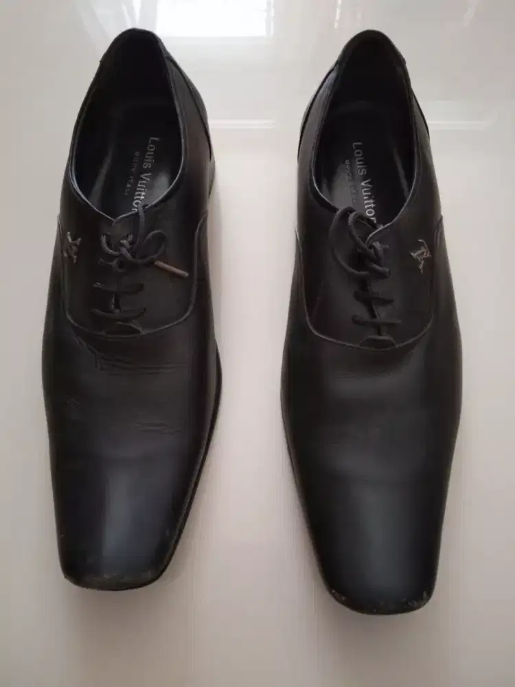 Sepatu Louis Vuitton