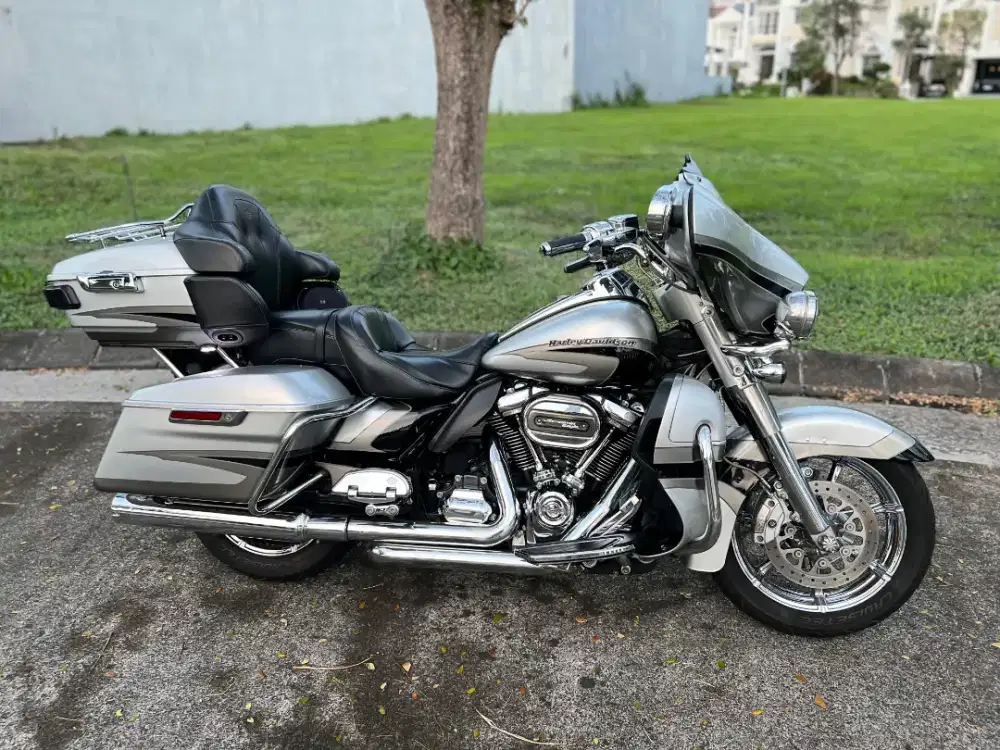 Rare Harley Davidson Ultra CVO 2017 M8 114CI Like New