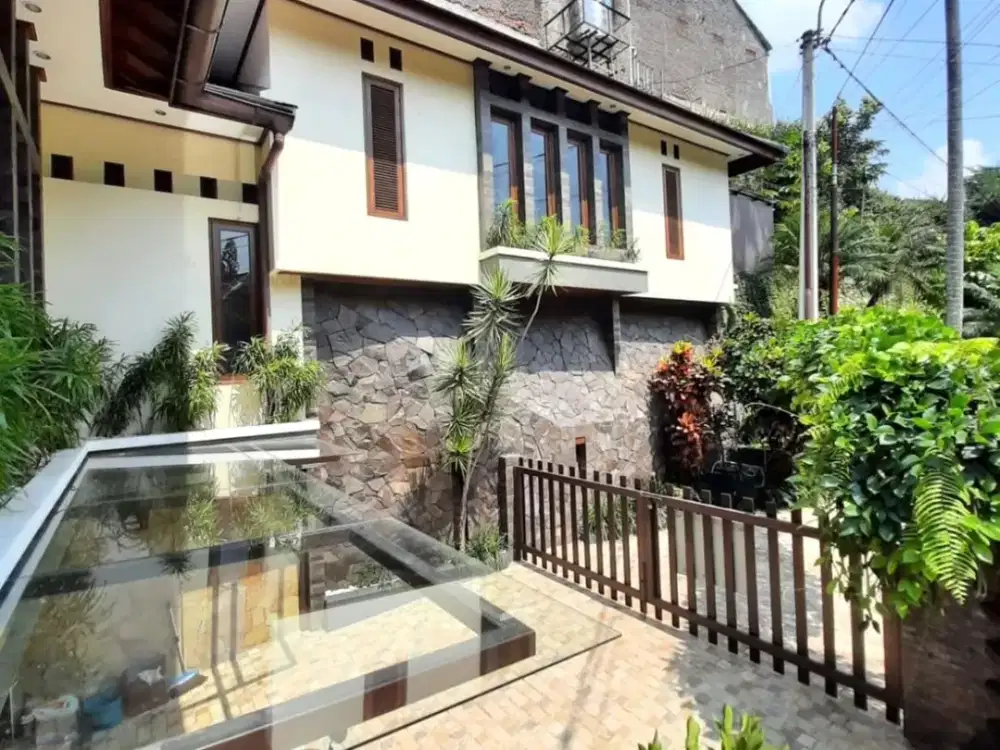 Rumah Mewah Sangat Homey, Full Furnished Di Setra Sari Bandung
