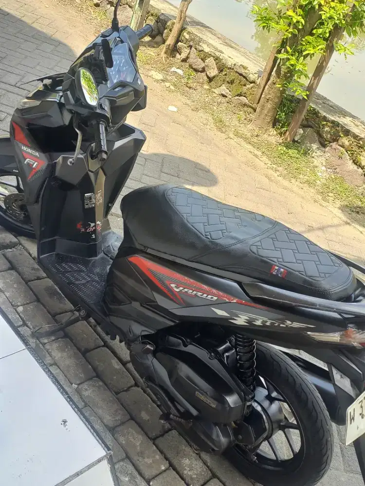 Vario LED 125 hitam
