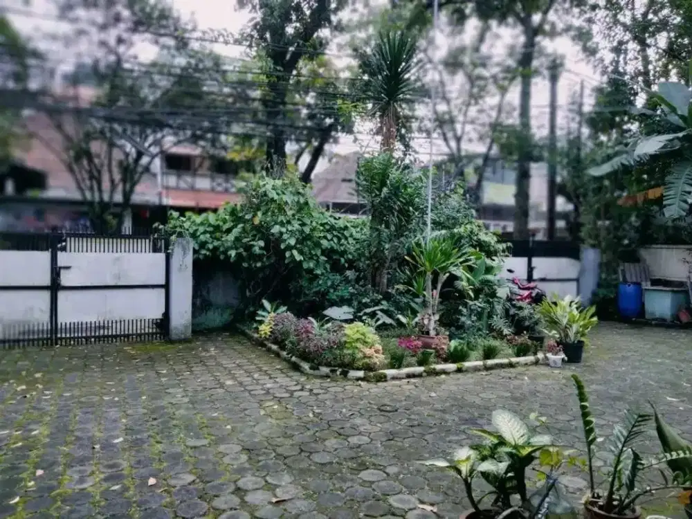 RUMAH LAMA TERAWAT DI SAYAP DAGO TAMANSARI DEKAT KAMPUS UNISBA BANDUNG