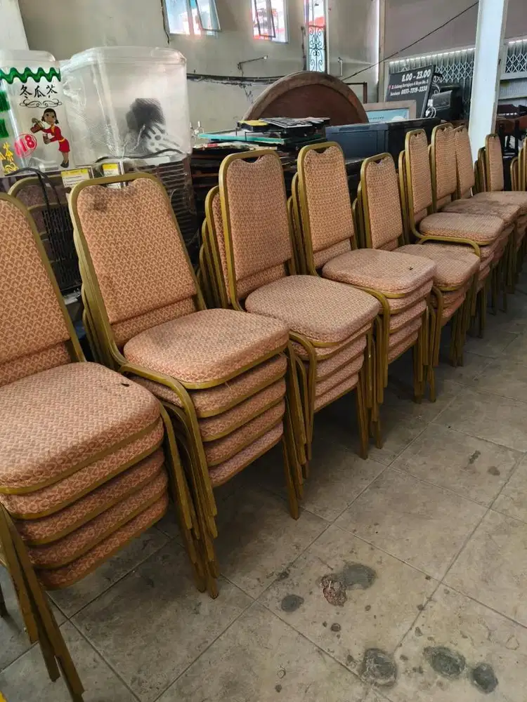 Kursi bekas bongkaran restoran