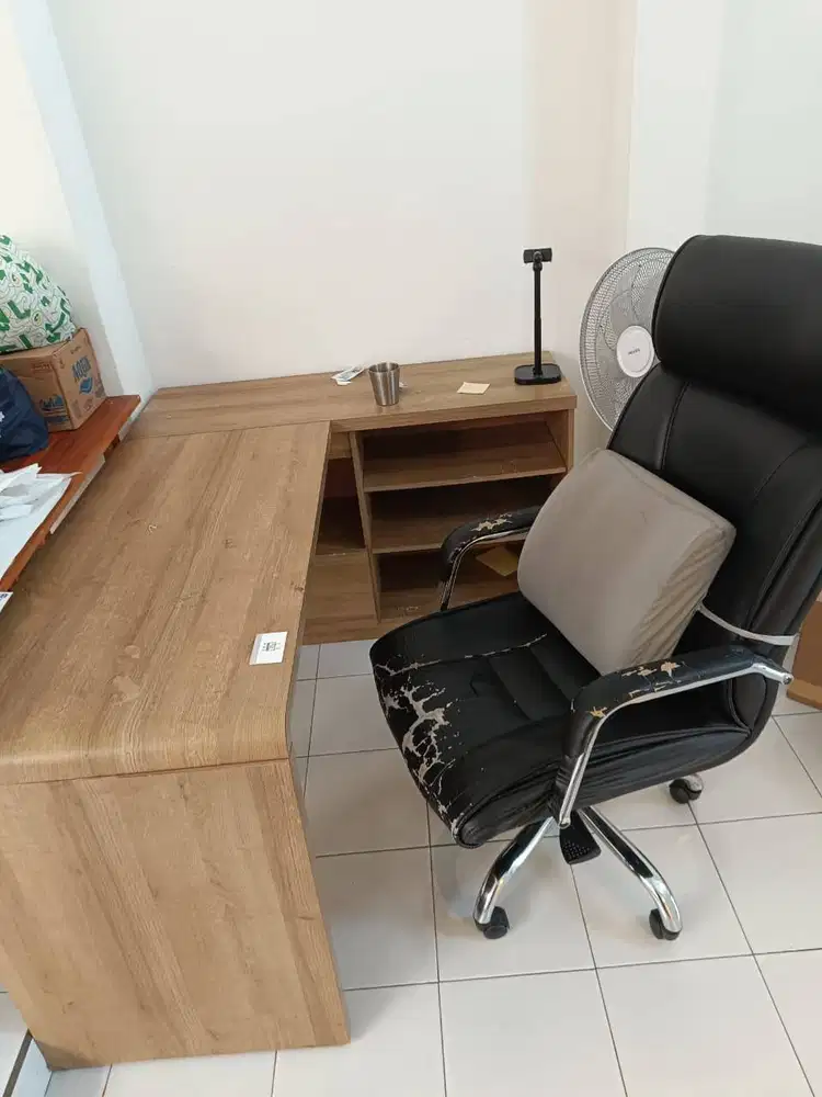 Meja Kerja L + Kursi Kantor Kulit (JUAL CEPAT)