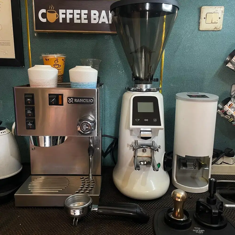 Mesin Kopi Espresso, Grinder dan tamper automatos