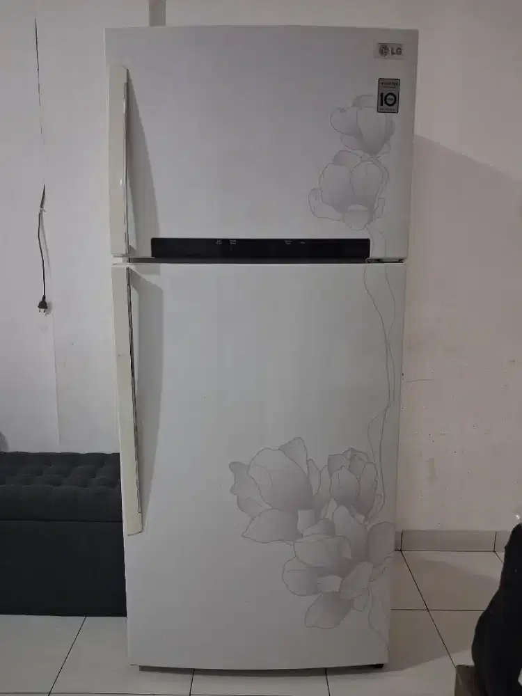 Kulkas 2 pintu merek LG Inverter ukuran besar Kondisi bagus