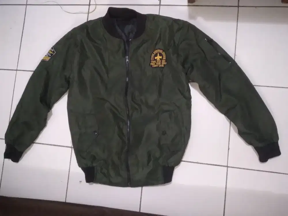 Jaket bomber seperti baru