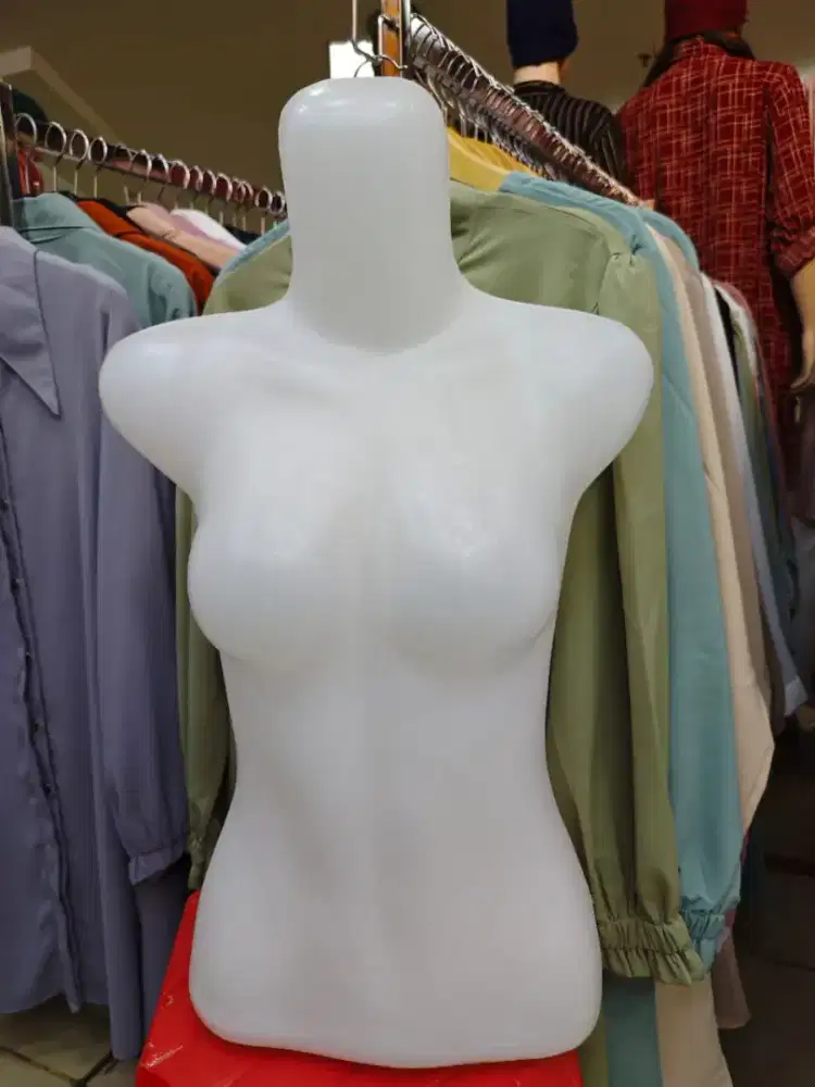 Patung setengah badan wanita kondisi 99%