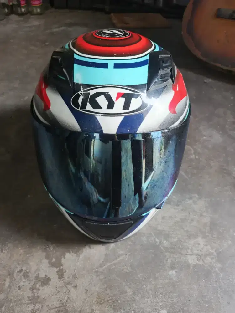 Helm KYT R10 bekas