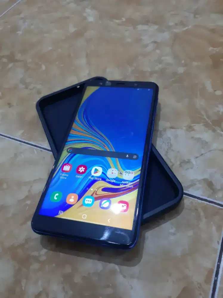 Samsung A7 2018 6/128 minus lcd,dan backdor
