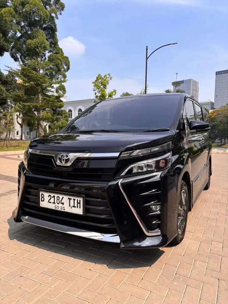 Toyota Voxy 2.0 A/T 2019