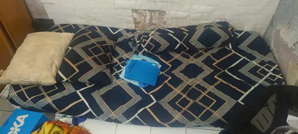 Kasur dan bantal (sprei 3)+kipas+dispenser+meja Dan kursi gaming