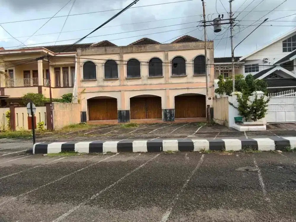 Ruko 2 lantai terdiri  dari 3 plong di utara pasar condongcatur
