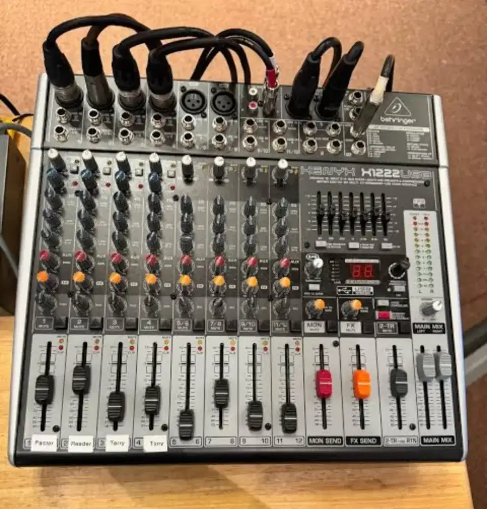 For sale Mixer Behringer Xenyx QX1222USB.