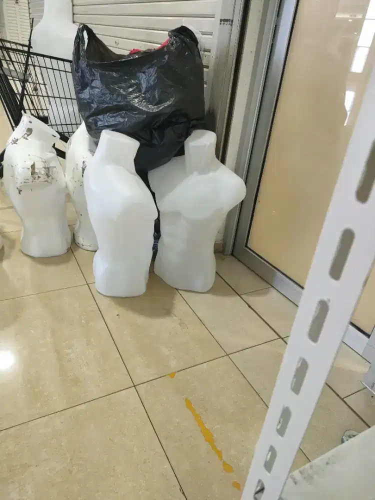 Patung setengah badan cowokk bahan plasik