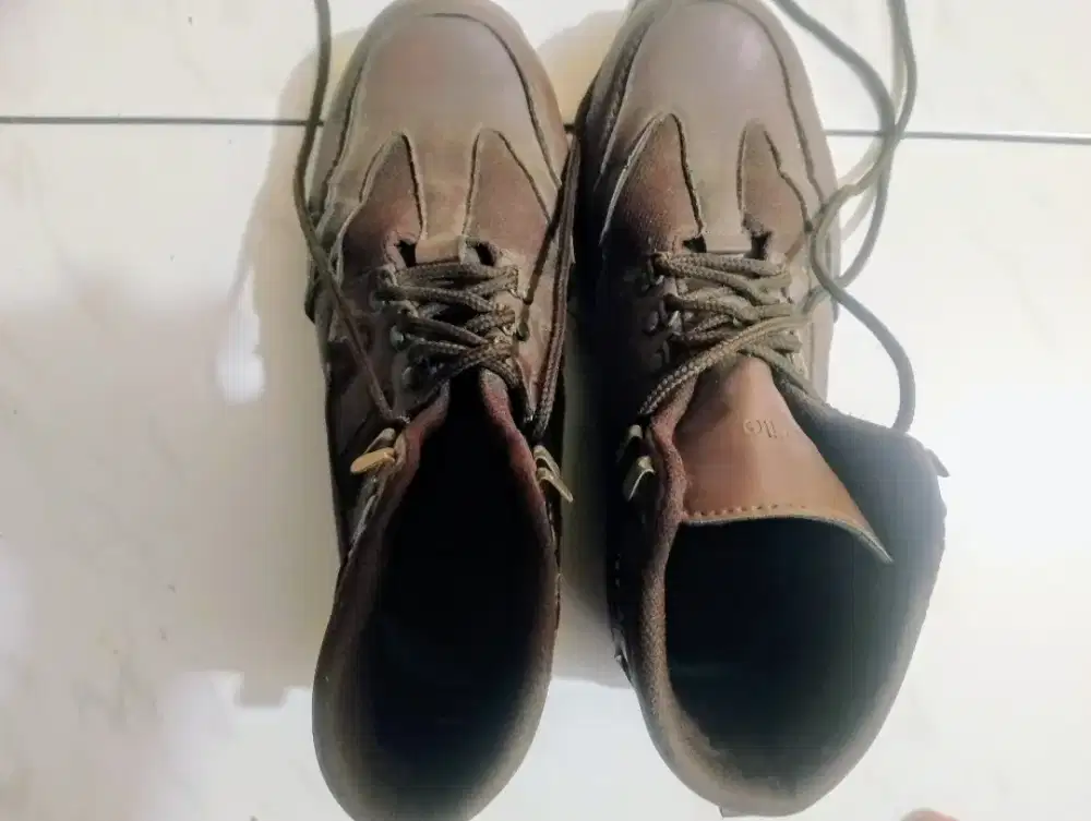 Jual sepatu bekas seperti ubaru