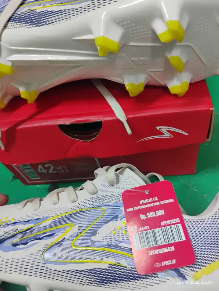 Sepatu bola no 42