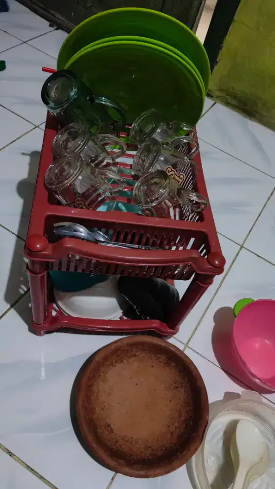 Rak piring beserta isi nya