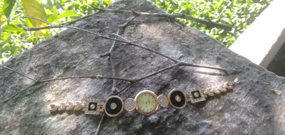 Di jual jam cew asli dan original murah meriah aja chek,tes se puasnya