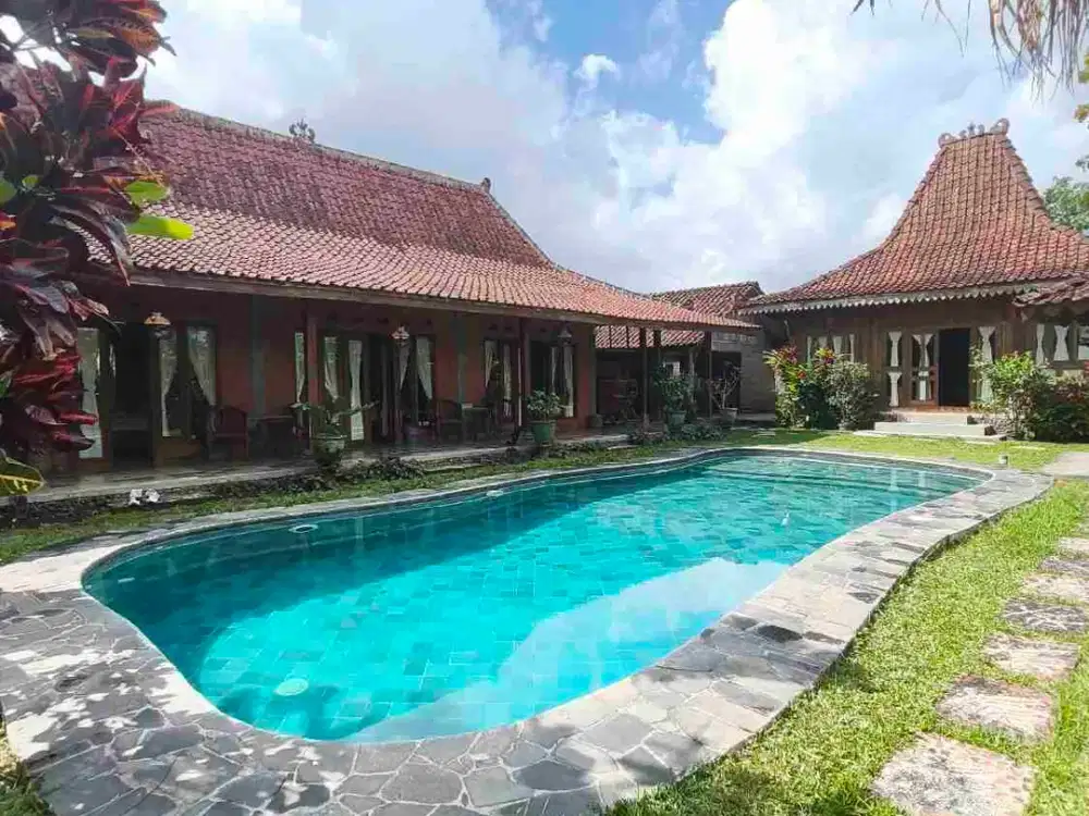 BU : Dijual Mewah Rumah Villa Jogja bonus private poll : pinggir jalan Tajem