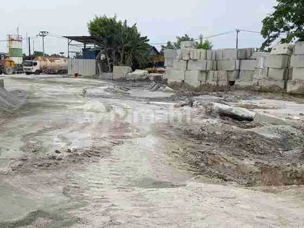 Dijual tanah industri seluas 10.000 m² di Jalan Inspeksi Kali Malang, Bekasi. Tanah darat berstruktur padat, permukaan rata dan datar, langsung siap untuk konstruksi.