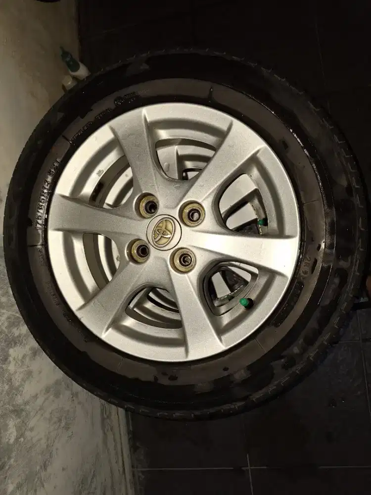 Velg & Ban Toyota 175/65 R14