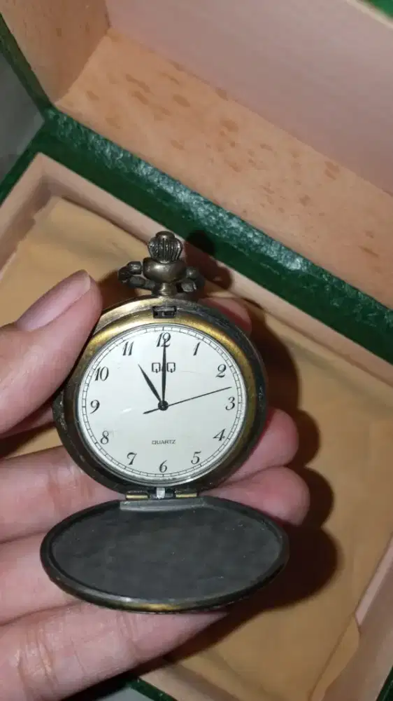 Jam Liontin Saku Langkaa