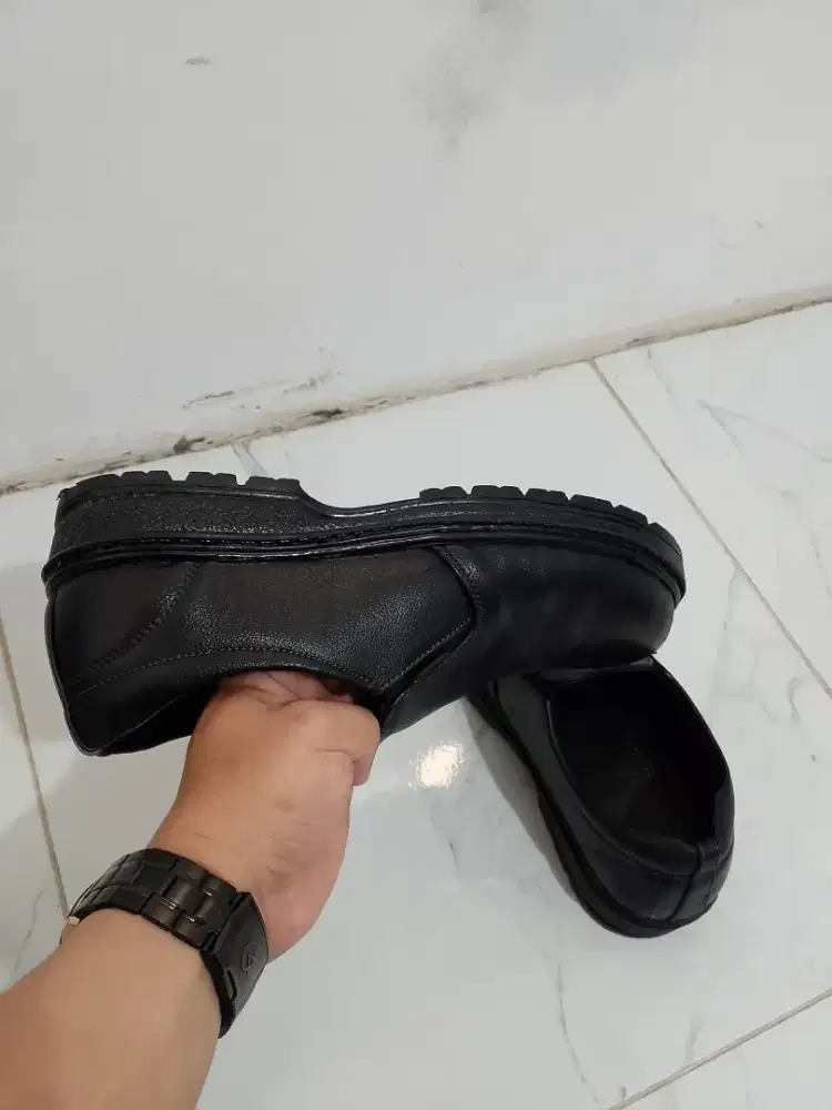 Sepatu safety pria