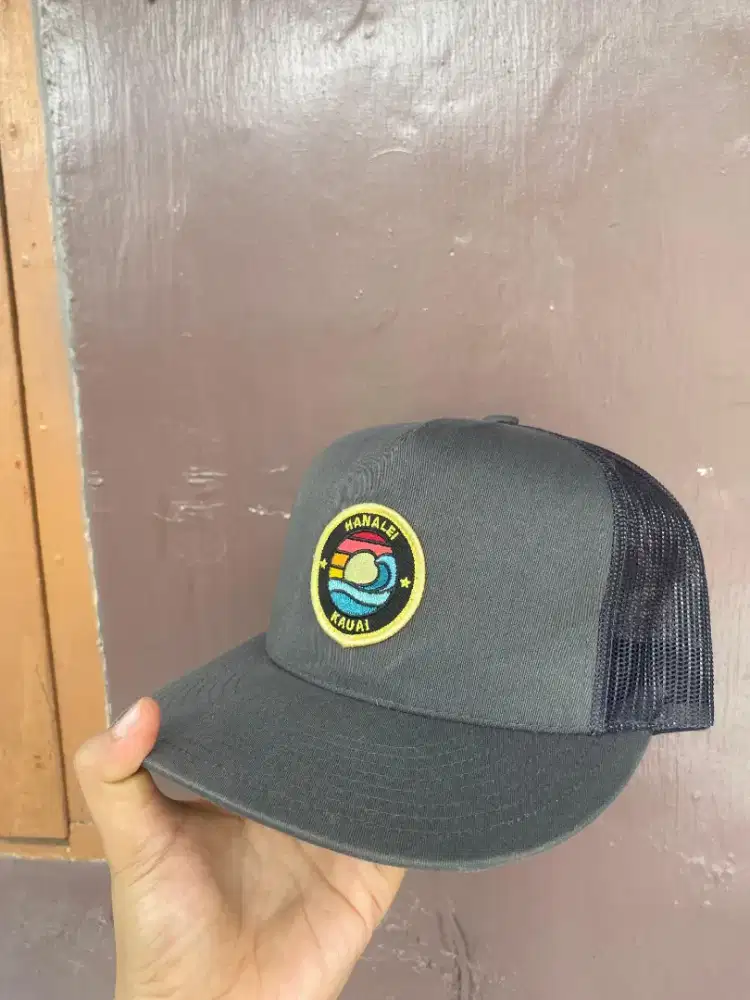 Topi trucker monja