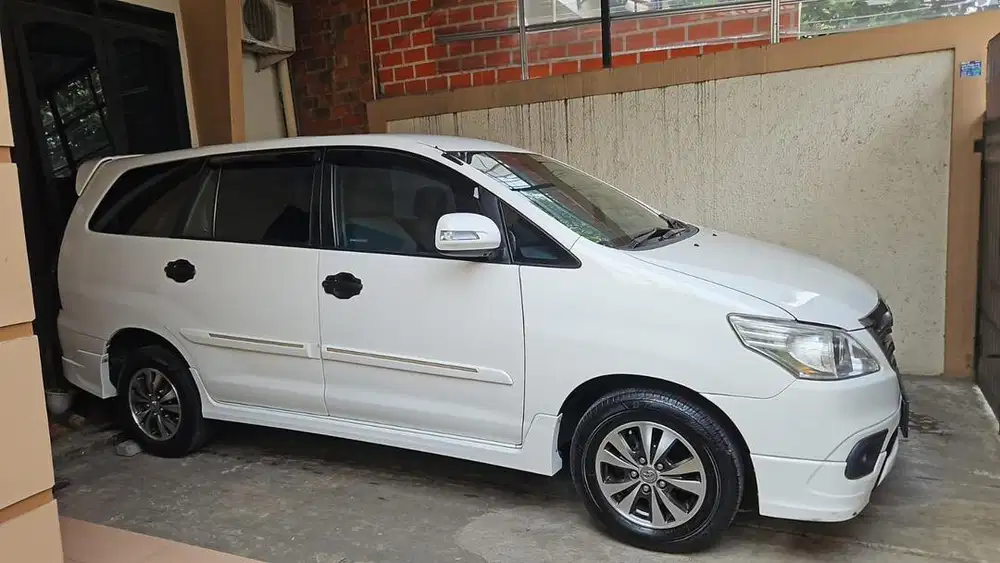 Innova barong eks dokter dan ust low km