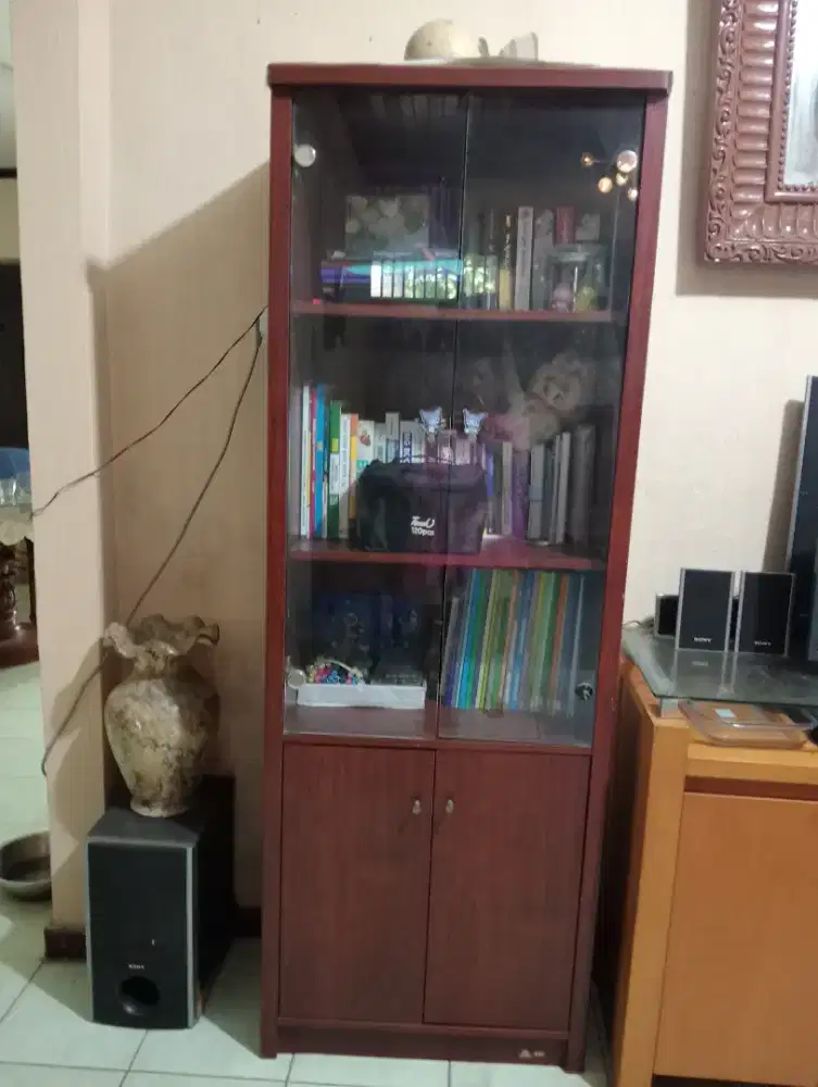 Rak buku atau rak tas.