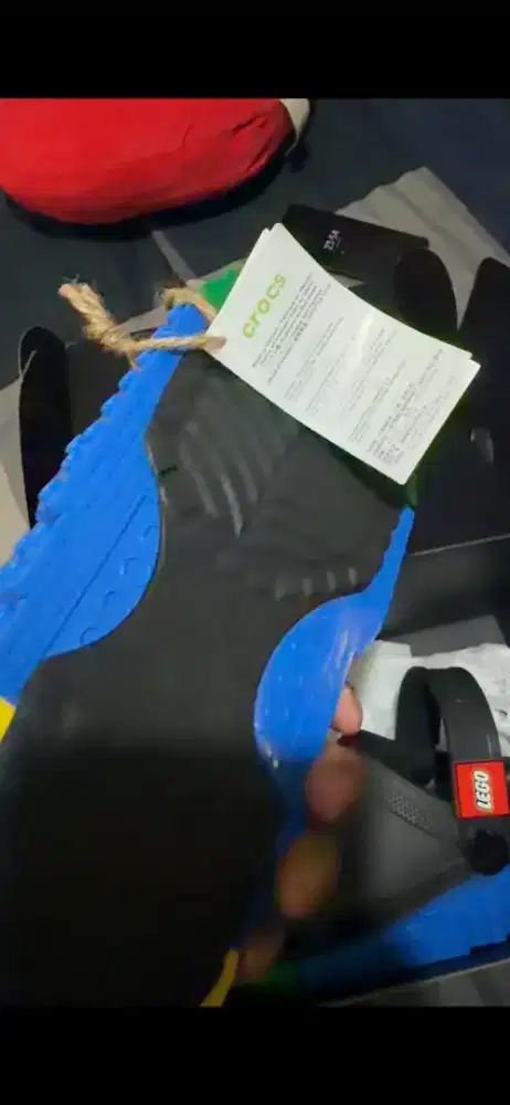 Crocs x Lego warna hitam