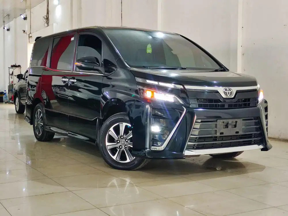 Toyota Voxy 2.0 AT 2018