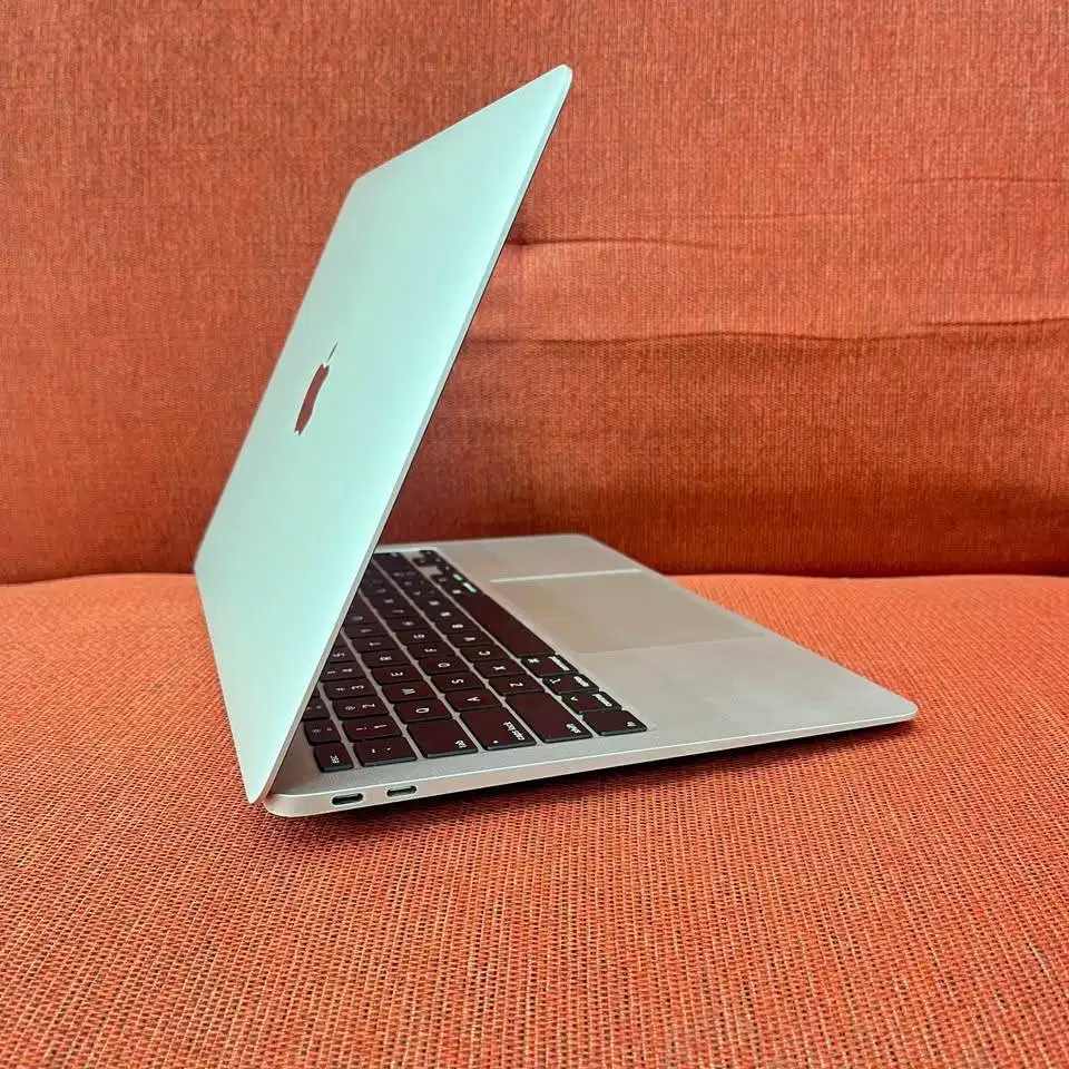 MacBook Air 13 inch 2020 i5 RAM 8/256GB