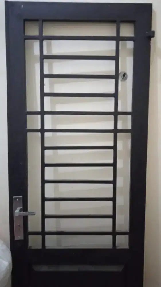 pintu besi hitam