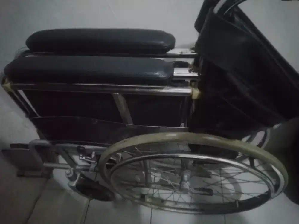 Kursi roda ukuran standar RS