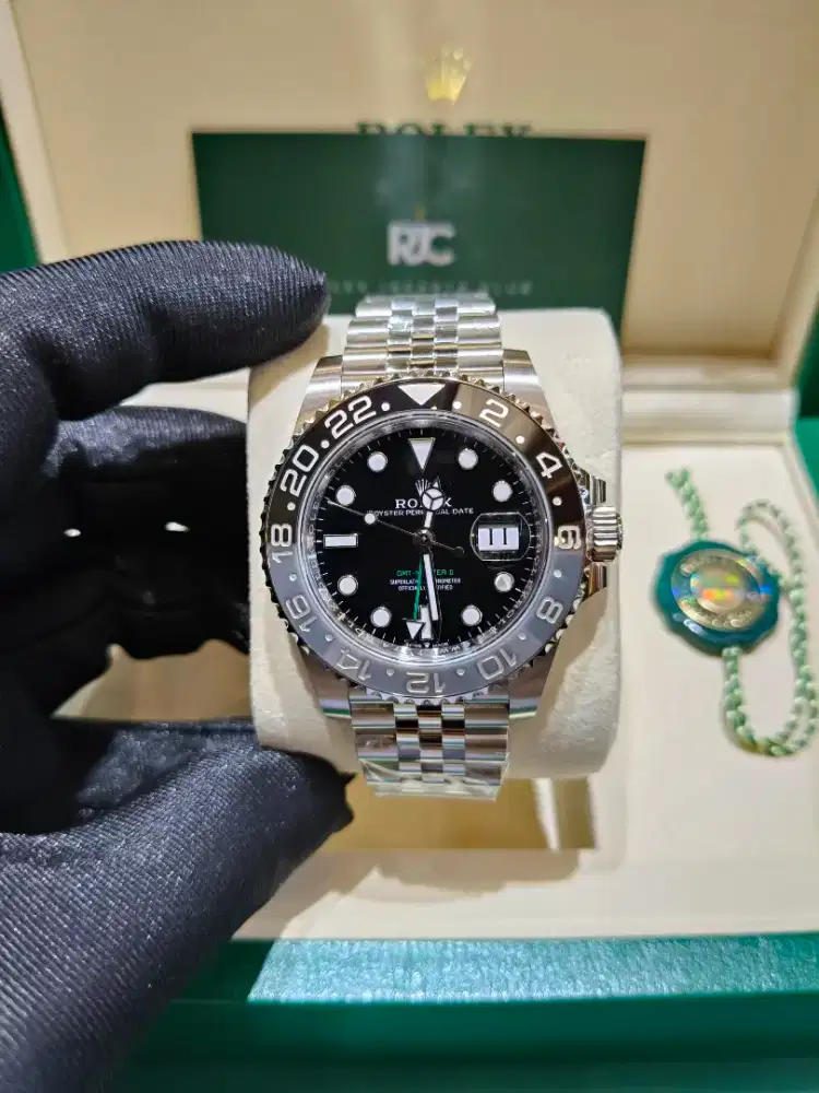 jam tangan Rolex GMT Master Bruce Wayne 126710GRNR Jubilee