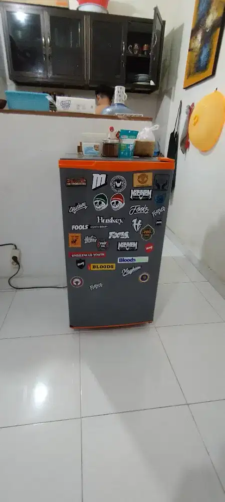 dijual kulkas uchida kondisi bagus