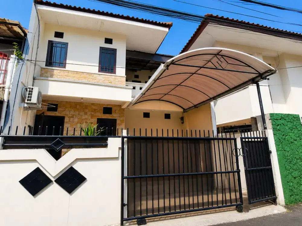 Disewakan Rumah Tebet Dalam Jakarta Selatan - 2 Lantai, Akses Mobil, Strategis