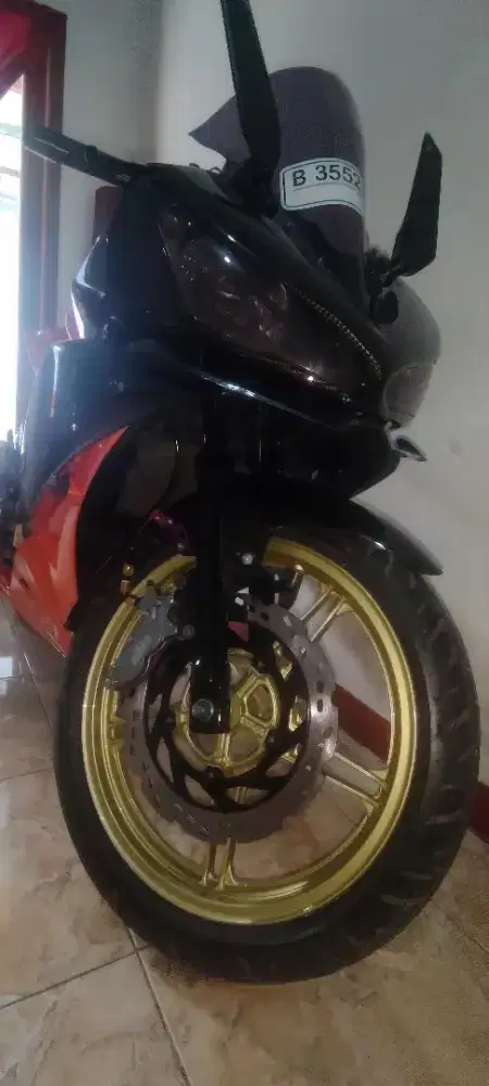 Jual santai Yamaha r15v2 tahun 2016 siap TT matic asal mau nambah