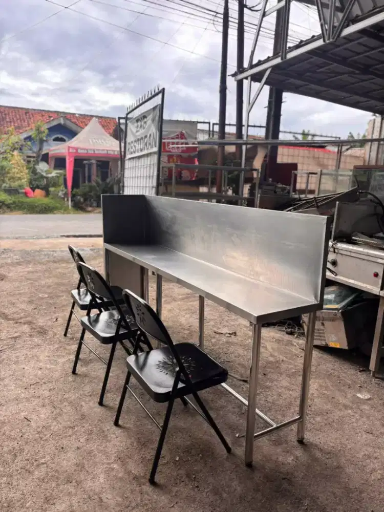 MEJA MAKAN STAINLESS / MEJA KOMPOR

Ukuran 200x40x75
Kursi besi 3