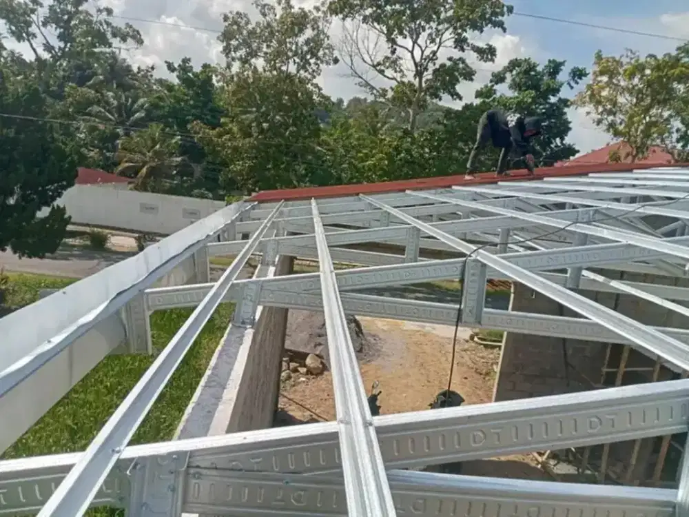 Renovasi atap Lama menjadi baru Baja Ringan Terpasang