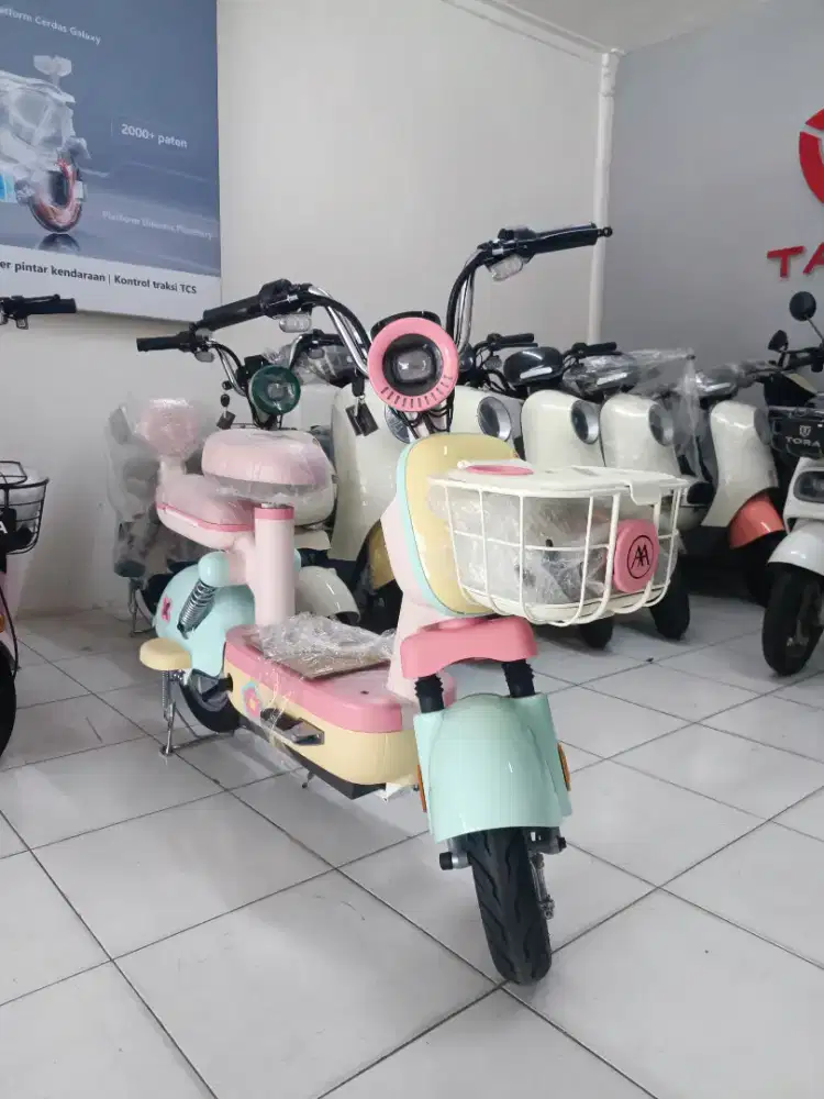 Sales di toko sepeda listrik