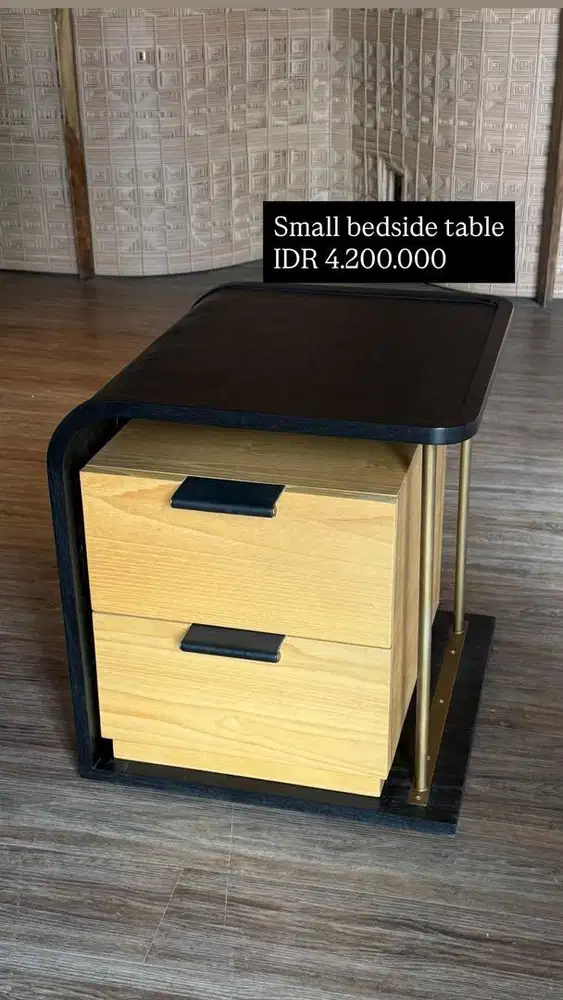 Meja Kecil dengan Lemari