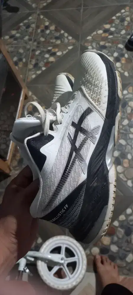Sepatu asics ukuran 45