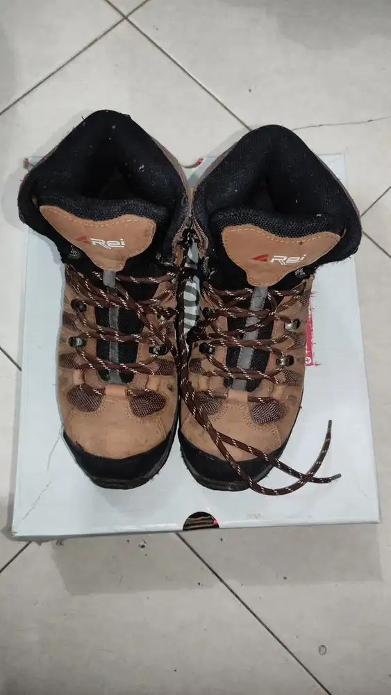 Sepatu Gunung Arei Warna Coklat