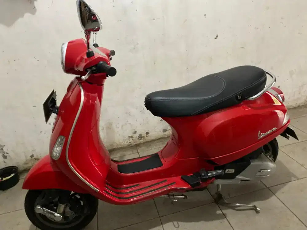 Vespa lx 125. Motor pribadi jarang dipakai.